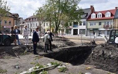 6 os&oacute;b podziwia odgrycie archeologiczne w Płońskim rynku 