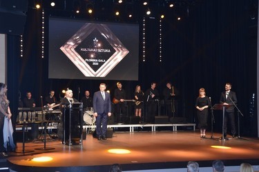 Marzena Rutkowska odbiera statuetkę w katergorii kultura i sztuka