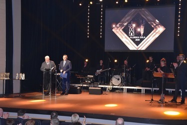 Burmistrz Miasta Płońsk - Andrzej Pietrasik oraz W&oacute;jt Gminy Płońsk Aleksander Jarosławski na scenie w sali widowiskowo-kinowej w Miejskim Centrum Kultury w Płońsku.