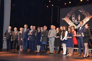 Laureaci Płońskich Wież 2020 na scenie w sali widowiskowo-kinowej w Miejskim Centrum Kultury w Płońsku.