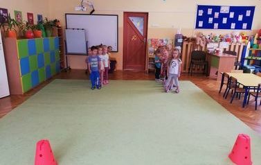 Zabawy bieżne - 3- latki - sala przedszkolna  (1)
