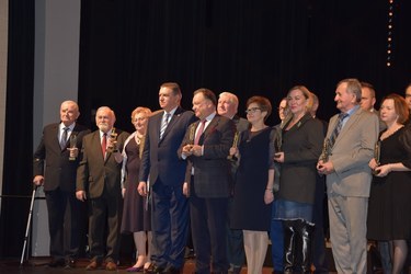 Laureaci Płońskich Wież 2020 na scenie w sali widowiskowo-kinowej w Miejskim Centrum Kultury w Płońsku.