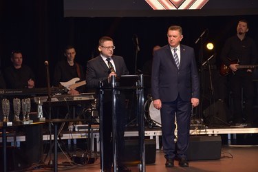 Adam Derdzikowski odbiera statuetkę w kategorii człowiek z pasją.
