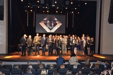 Laureaci Płońskich Wież 2020 na scenie w sali widowiskowo-kinowej w Miejskim Centrum Kultury w Płońsku.