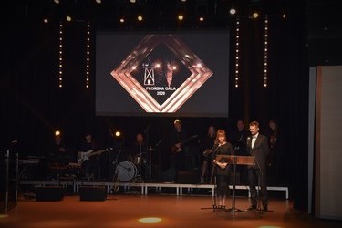 Na scenie Dyrektor Miejskiego Centrum Kultury Marzena Kunicka i Rrzecznik Prasowy Urzędu Miejskiego - Filip Przedpełski