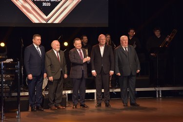Przedstawiciele samorząd&oacute;w na scenie widowiskowo-kinowej w Miejskim Centrum Kultury