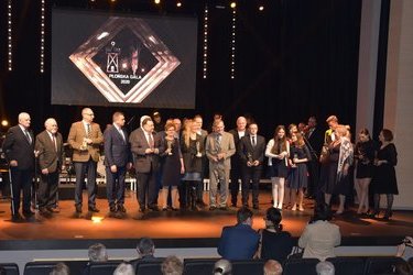 Laureaci Płońskich Wież 2020 na scenie w sali widowiskowo-kinowej w Miejskim Centrum Kultury w Płońsku.