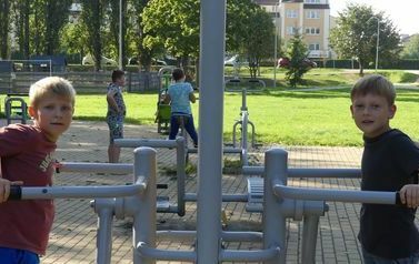 ćwiczenia pod chmurką - siłownia w parku (1)
