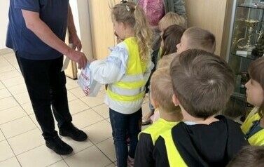 Dzieci z Przedszkola nr 4 z wizytą w Ratuszu z zaproszeniem na uroczystość z okazji Dnia Edukac