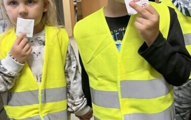 Dzieci z Przedszkola nr 4 z wizytą w Ratuszu z zaproszeniem na uroczystość z okazji Dnia Edukaci