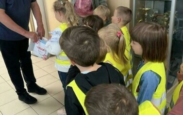Dzieci z Przedszkola nr 4 z wizytą w Ratuszu z zaproszeniem na uroczystość z okazji Dnia Edukacji