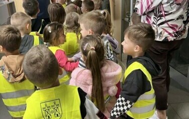 Dzieci z Przedszkola nr 4 z wizytą w Ratuszu z zaproszeniem na uroczystość z okazji Dnia Edukacji