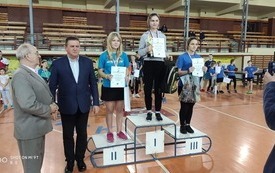 Burmistrz wraz z trzema uczestniczkam na podium 
