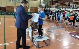 Kolejne na nagroda wręczana uczestniczce turnieju przez Burmistrza