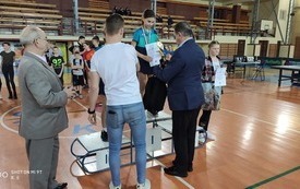 Wręczanie nagr&oacute;d zwyciężcom przez Burmistrza Miasta Płońska - Andrzeja Pietrasika
