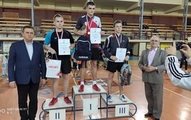 Burmistrz Miasta Płońsk - Andrzej Pietrasik ze zwyciężcami trzech miejsc w tenisa stołowego