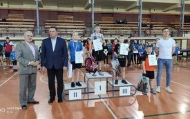 Burmistrz Miasta Płońska z chłopcami, kt&oacute;rzy osiągnęli trzy pierwsze miejsca na podium