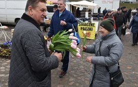 Burmistrz z okazji Dnia Kobiet wręcza kobietom tulipany
