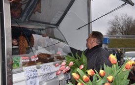 Kwiatek z okazji Dnia Kobiet dla Pani, kt&oacute;ra sprzedaje na targowisku