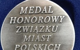 Medal Honorowy Związku Miast Polskich wręczony Burmistrzowi Miasta Płońsk - Andrzejowi Pietrasikowi