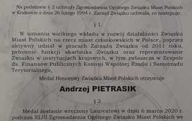 Potwierdzenie na piśmie wręczenia medalu Honorowego burmistrzowi Andrzejowi Pietrasikowi 