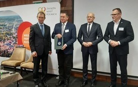burmistrz Andrzej Pietrasik, członek zarządu i skarbnik związku, został odznaczony Medalem Honorowym tej najstarszej organizacji samorządowej w Polsce