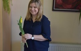 W Dniu Kobiet wszystkie kobiety pracujęce w ratuszu dostały kwiatki od Burmistrza