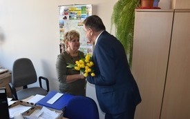 Burmistrz wr ecza tulipan koleżance z pracy z okazji Dnia Kobiet