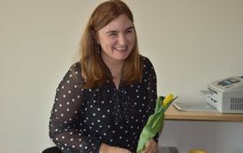 Koleżanka z Urzędu z kwiatkiem w ręku 