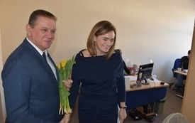 W Dniu Kobiet Burmistrza w ratuszu wręczył kobietom kwiatki