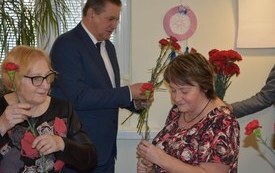 Wszystkie Panie w Klubie Senior+ dostały kwiatka od Burmistrza z okazji Dnia Kobiet