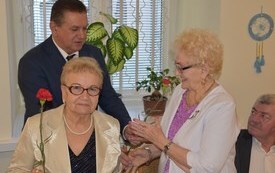 Seniorki z kwiatkiem od Burmistrza