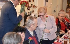 Wszystkie Panie w Klubie Senior+ dostały kwiatka od Burmistrza z okazji Dnia Kobiet