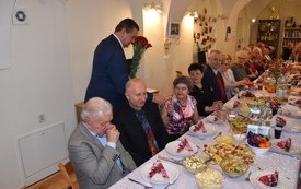 Kolejna pani dostaje kwiatka os Burmistrza z okazji Dnia Kobiet 