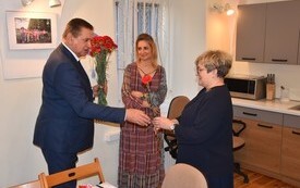 Kobiety w Klubie Senior+ z kwiatkiem od Burmistrza