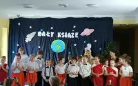 Galeria aktualności Dzień babci i dziadka w Szkoke Podstawowej nr 4 im. Papieża Jana Pawła II w Płońsku 1