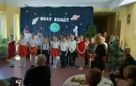 Galeria aktualności Dzień babci i dziadka w Szkoke Podstawowej nr 4 im. Papieża Jana Pawła II w Płońsku 3