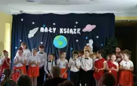Galeria aktualności Dzień babci i dziadka w Szkoke Podstawowej nr 4 im. Papieża Jana Pawła II w Płońsku 4