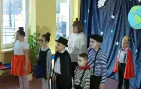 Galeria aktualności Dzień babci i dziadka w Szkoke Podstawowej nr 4 im. Papieża Jana Pawła II w Płońsku 6