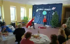 Galeria aktualności Dzień babci i dziadka w Szkoke Podstawowej nr 4 im. Papieża Jana Pawła II w Płońsku 7