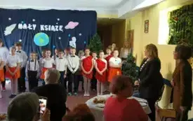 Galeria aktualności Dzień babci i dziadka w Szkoke Podstawowej nr 4 im. Papieża Jana Pawła II w Płońsku 8