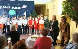 Galeria aktualności Dzień babci i dziadka w Szkoke Podstawowej nr 4 im. Papieża Jana Pawła II w Płońsku 11
