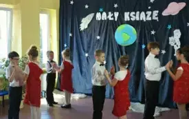 Galeria aktualności Dzień babci i dziadka w Szkoke Podstawowej nr 4 im. Papieża Jana Pawła II w Płońsku 13