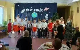 Galeria aktualności Dzień babci i dziadka w Szkoke Podstawowej nr 4 im. Papieża Jana Pawła II w Płońsku 15