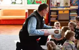 Galeria aktualności Wizyta Komendanta Straży Miejskiej w Płońsku w Przedszkolu Przyjaci&oacute;ł Kubusia Puchatka&nbsp; 3