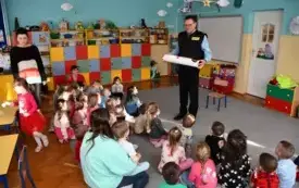 Galeria aktualności Wizyta Komendanta Straży Miejskiej w Płońsku w Przedszkolu Przyjaci&oacute;ł Kubusia Puchatka&nbsp; 12