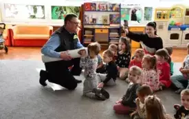 Galeria aktualności Wizyta Komendanta Straży Miejskiej w Płońsku w Przedszkolu Przyjaci&oacute;ł Kubusia Puchatka&nbsp; 13