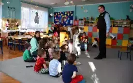 Galeria aktualności Wizyta Komendanta Straży Miejskiej w Płońsku w Przedszkolu Przyjaci&oacute;ł Kubusia Puchatka&nbsp; 14