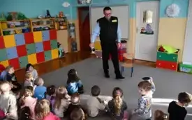 Galeria aktualności Wizyta Komendanta Straży Miejskiej w Płońsku w Przedszkolu Przyjaci&oacute;ł Kubusia Puchatka&nbsp; 15