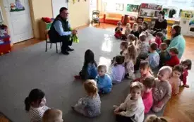 Galeria aktualności Wizyta Komendanta Straży Miejskiej w Płońsku w Przedszkolu Przyjaci&oacute;ł Kubusia Puchatka&nbsp; 16